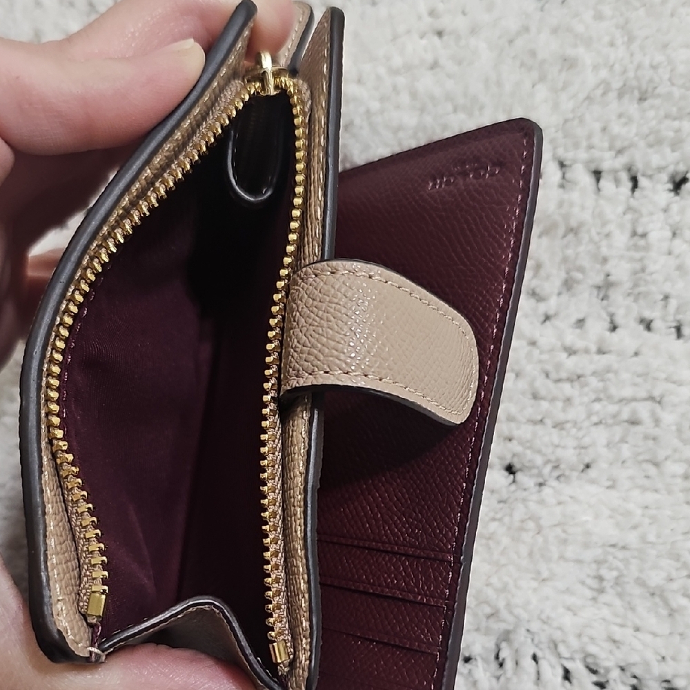 Coach Beige Leather Compact Wallet with Gold Logo - Picture 7 of 9